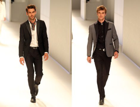 Jon Kortajarena con un traje negro y camisa blanca en el desfile de Mango