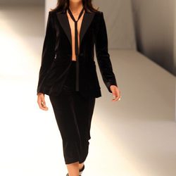 Rocío Crusset con americana y pantalón de terciopelo negro en el desfile de Mango 