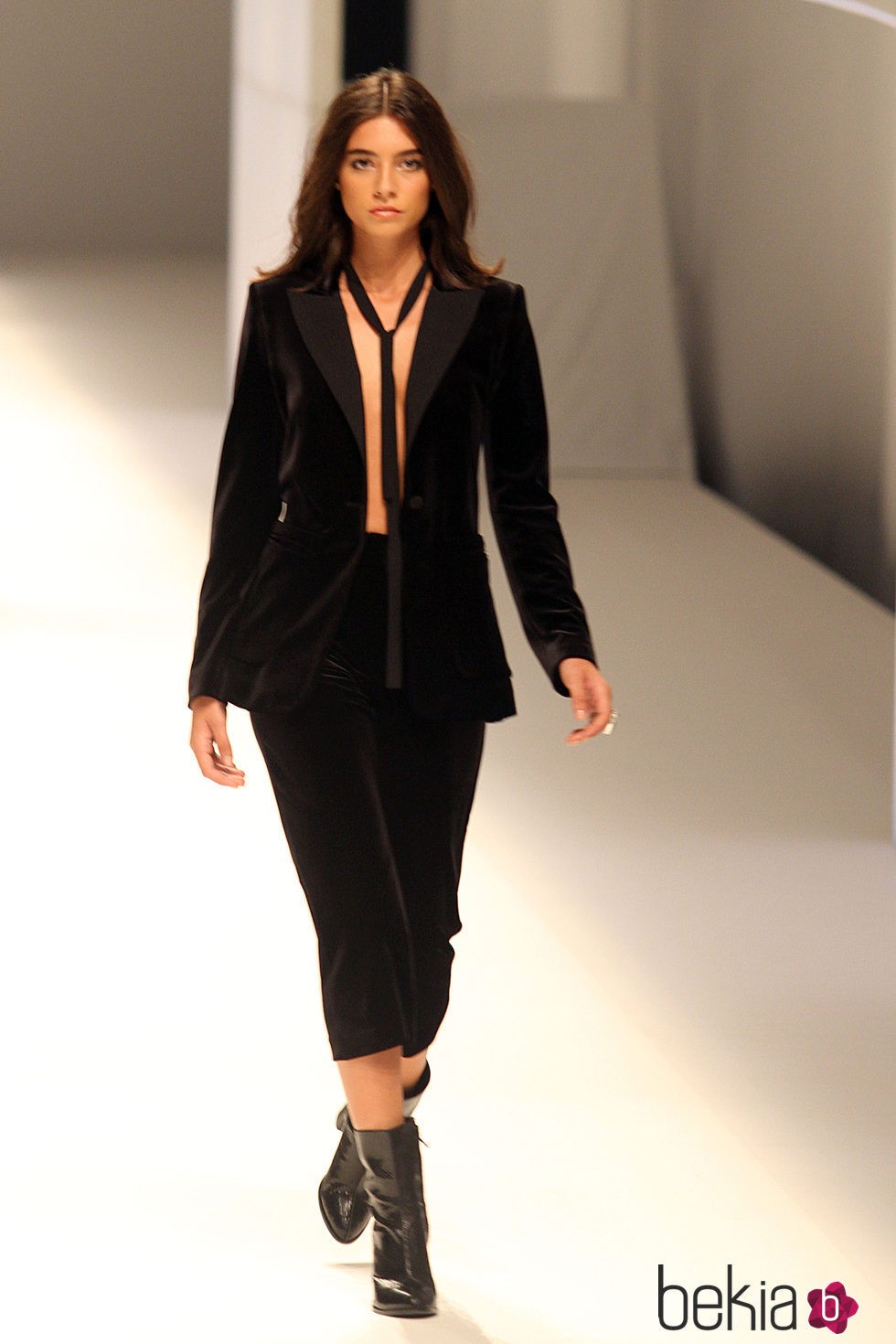 Rocío Crusset con americana y pantalón de terciopelo negro en el desfile de Mango