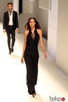 Joana Sanz con un mono negro con escote en uve en el desfile de Mango 