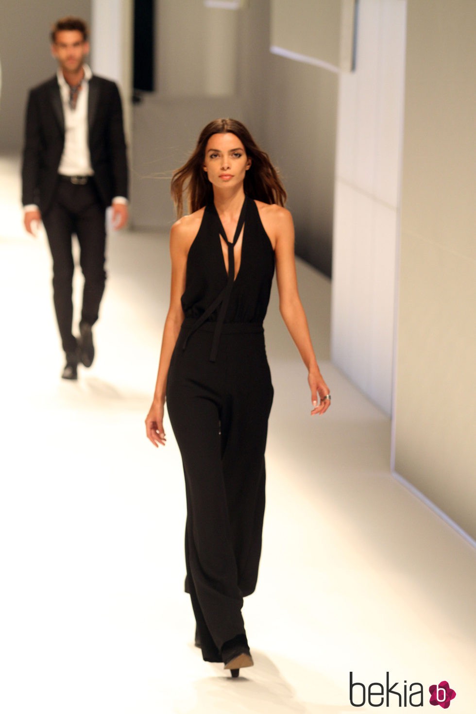 Joana Sanz con un mono negro con escote en uve en el desfile de Mango