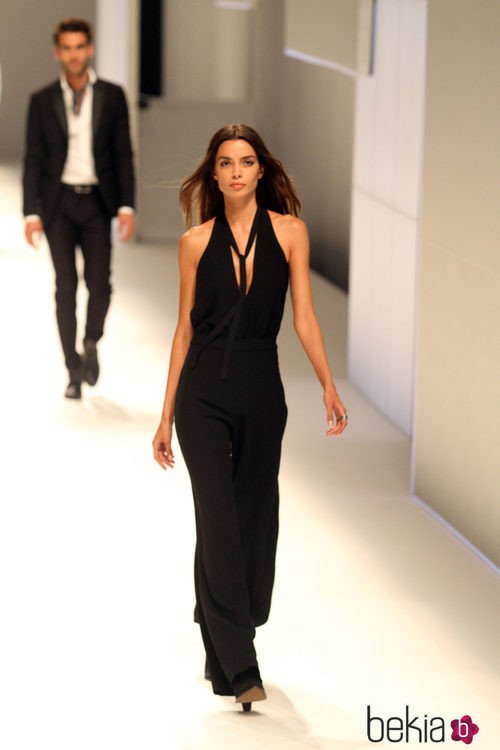 Joana Sanz con un mono negro con escote en uve en el desfile de Mango 