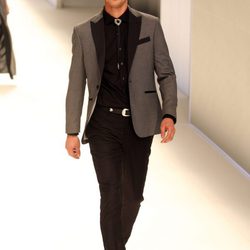 Clement Chabernaud con americana gris, camisa y pantalón negros en el desfile de Mango