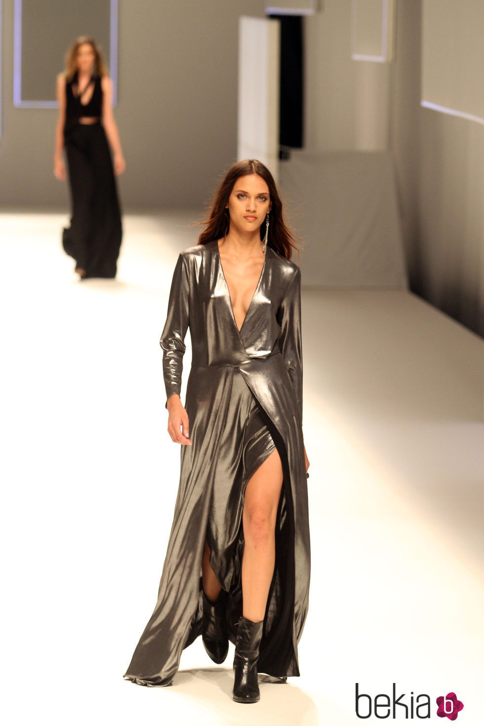 Vestido plateado con escote en uve de la colección otoño/invierno 2015 de Mango