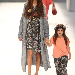 Lucía Rivera con un vestido floreado y un cárdigan largo de color gris de Yerse
