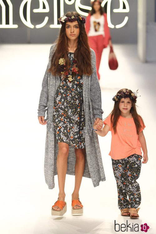 Lucía Rivera con un vestido floreado y un cárdigan largo de color gris de Yerse
