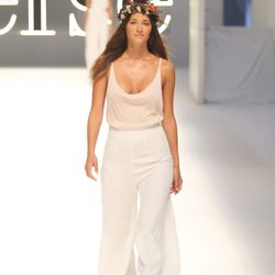 Malena Costa con un pantalón de pata de elefante en color blanco de Yerse