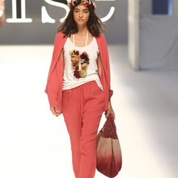Conjunto de chaqueta y pantalon en tono coral de la colección primavera/verano 2015 de Yerse