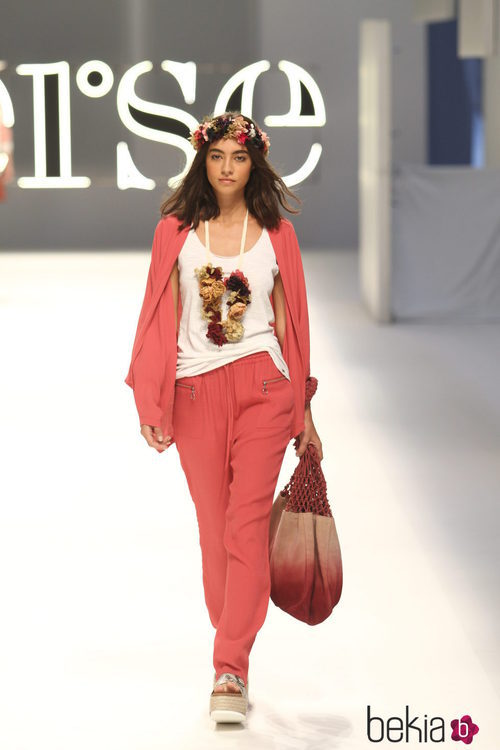 Conjunto de chaqueta y pantalon en tono coral de la colección primavera/verano 2015 de Yerse