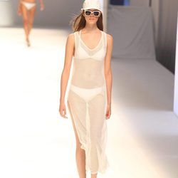 Vestido de rejilla con transparencias en color blanco de la colección primavera/verano 2015 de TCN