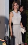 La Reina Letizia con un vestido con falda plisada en color arena de Hugo Boss en su Viaje de Estado a México