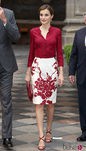 La Reina Letizia con un conjunto blanco y marsala de Felipe Varela en su Viaje de Estado a México