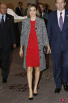 La Reina Letizia con abrigado jaspeado y traje rojo de Nina Ricci en México