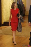 La Reina Letizia con blusa y falda en rojo de Nina Ricciy y salones negros de Prada en México