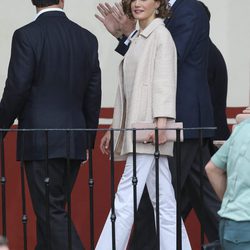 La Reina Letizia con un conjunto de blusa y pantalón de color blanco con un chaquetón rosa pálido en su Viaje de Estado a México