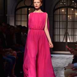 Vestido fucsia largo de la colección de Alta Costura otoño/invierno 2015/2016 de Schiaparelli