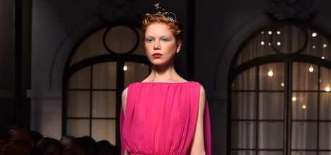 Vestido fucsia largo de la colección de Alta Costura otoño/invierno 2015/2016 de Schiaparelli