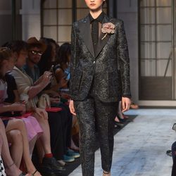 Traje negro metalizado de la colección de Alta Costura otoño/invierno 2015/2016 de Schiaparelli