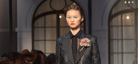 Traje negro metalizado de la colección de Alta Costura otoño/invierno 2015/2016 de Schiaparelli