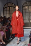 Abrigo rojo de la colección de Alta Costura otoño/invierno 2015/2016 de Schiaparelli