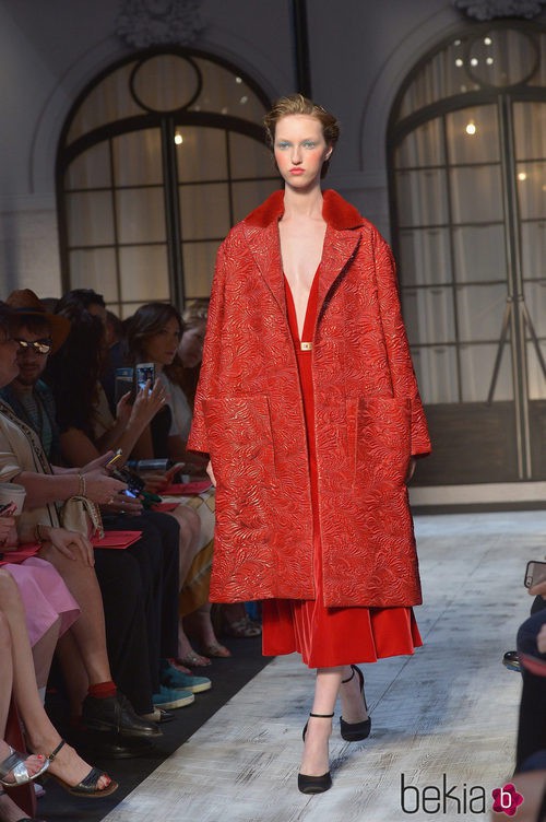 Abrigo rojo de la colección de Alta Costura otoño/invierno 2015/2016 de Schiaparelli