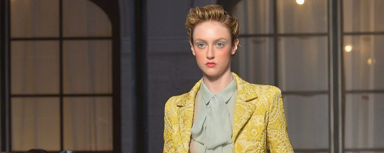 Conjunto en amarillo de la colección de Alta Costura otoño/invierno 2015/2016 de Schiaparelli