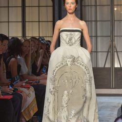 Vestido palabra de honor de la colección de Alta Costura otoño/invierno 2015/2016 de Schiaparelli