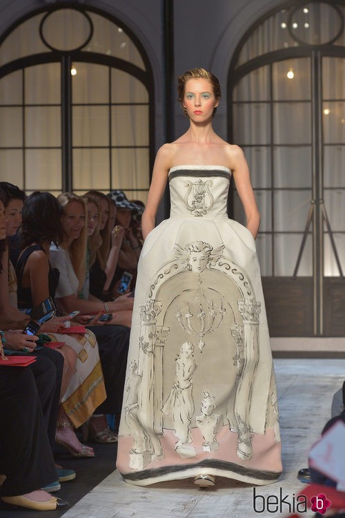Vestido palabra de honor de la colección de Alta Costura otoño/invierno 2015/2016 de Schiaparelli