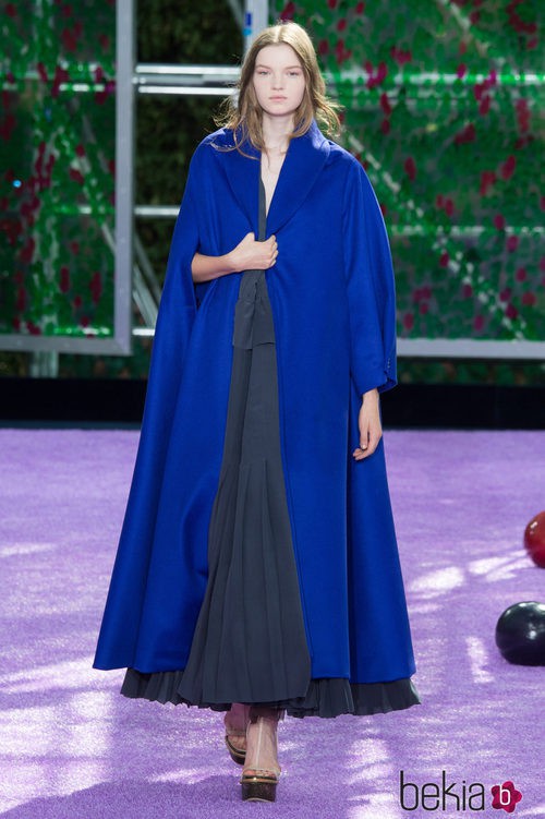 Abrigo azul cobalto de la colección de Alta Costura otoño/invierno 2015/2016 de Dior