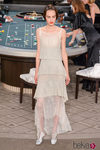 Vestido gris con superposiciones de la colección de Alta Costura otoño/invierno 2015/2016 de Chanel