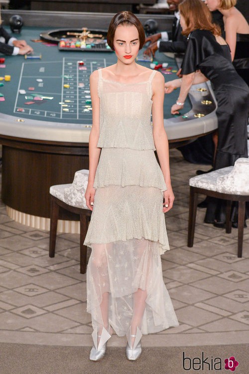 Vestido gris con superposiciones de la colección de Alta Costura otoño/invierno 2015/2016 de Chanel