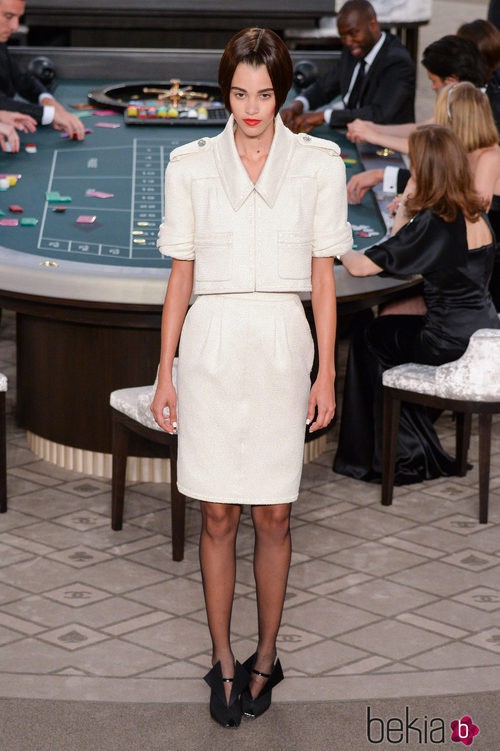 Traje de falda blanco de la colección de Alta Costura otoño/invierno 2015/2016 de Chanel
