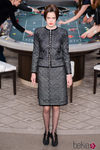 Traje de falda negro de la colección de Alta Costura otoño/invierno 2015/2016 de Chanel