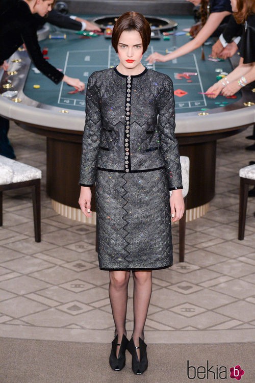Traje de falda negro de la colección de Alta Costura otoño/invierno 2015/2016 de Chanel