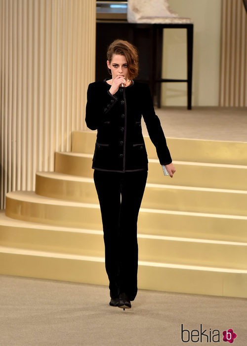 Kristen Stewart en el desfile de la colección de Alta Costura otoño/invierno 2015/2016 de Chanel