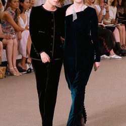 Kristen Stewart y Julianne Moore en el desfile de la colección de Alta Costura otoño/invierno 2015/2016 de Chanel