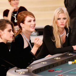 Kristen Stewart, Julianne Moore y Lara Stone en el desfile de la colección de Alta Costura otoño/invierno 2015/2016 de Chanel