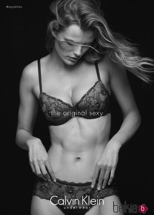 Edita Vilkeviciute con un conjunto de la colección otoño/invierno 2015/2016 de Calvin Klein Underwear