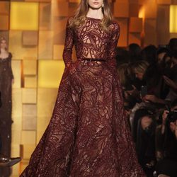 Vestido burdeos de la colección de Alta Costura otoño/invierno 2015/2016 de Elie Saab