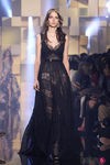 Vestido negro con transparencias de la colección de Alta Costura otoño/invierno 2015/2016 de Elie Saab