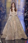 Vestido dorado con gran vuelo de la colección de Alta Costura otoño/invierno 2015/2016 de Elie Saab