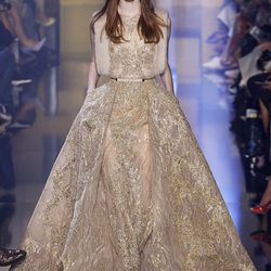 Vestido dorado con gran vuelo de la colección de Alta Costura otoño/invierno 2015/2016 de Elie Saab