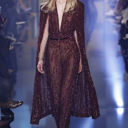 Jumpsuit burdeos con capa de la colección de Alta Costura otoño/invierno 2015/2016 de Elie Saab