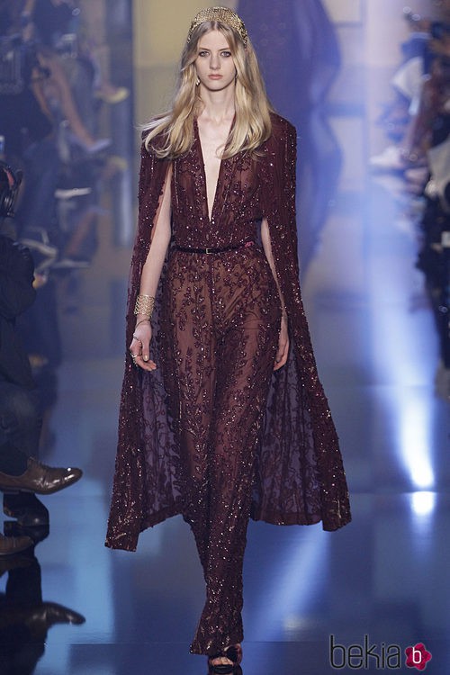 Jumpsuit burdeos con capa de la colección de Alta Costura otoño/invierno 2015/2016 de Elie Saab