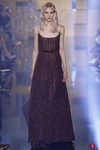 Vestido morado de tirante fino de la colección de Alta Costura otoño/invierno 2015/2016 de Elie Saab