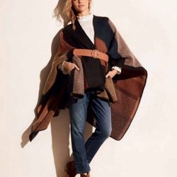 Natalia Vodianova con un abrigo capa de la colección otoño/invierno 2015/2016 de Etam