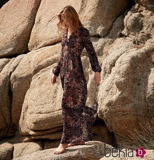 Natalia Vodianova con un vestido largo floreado de la colección otoño/invierno 2015/2016 de Etam