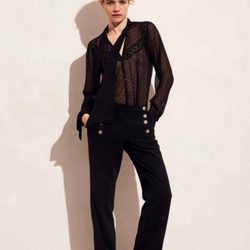 Natalia Vodianova con un total black de la colección otoño/invierno 2015/2016 de Etam