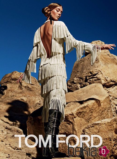 Ondria Hardin con un vestido de flecos de la colección otoño/invierno 2015/2016 de Tom Ford