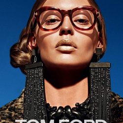 Ondria Hardin con pendientes XXL de la colección otoño/invierno 2015/2016 de Tom Ford